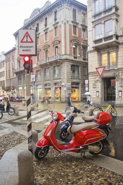İtalya, Milano - 1 Kasım 2018: Kırmızı motosiklet ile kentsel sahne Milan sokakta park edilmiş
