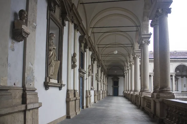 İtalya, Milano - 1 Kasım 2018: Antika avlunun Brera Galerisi Milano Arcade