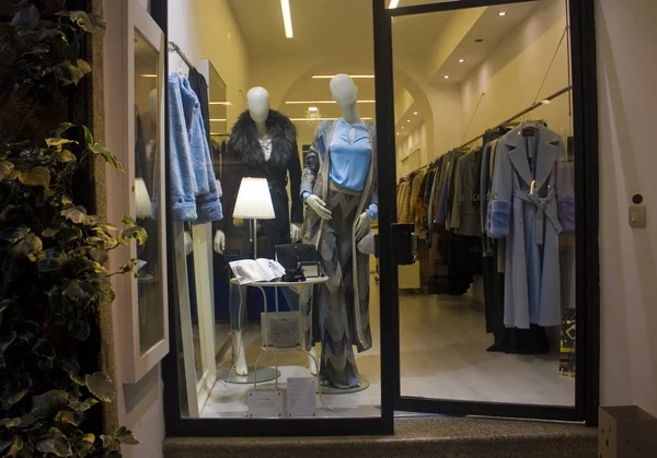 Italia Milán Noviembre 2018 Escaparate Bellamente Decorado Tienda Moda Milán — Foto de Stock