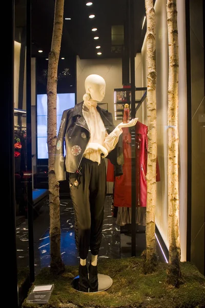 İtalya, Milano - 1 Kasım 2018: Milano'da ünlü moda mağaza vitrin dekore edilmiş