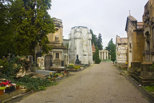 Włochy Mediolan Listopada 2018 Groby Krypty Obeliski Zabytkowy Cmentarz Włoski — Zdjęcie stockowe