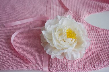 Moda tığ işi Bayan pembe çanta beyaz çiçek parçası yakın çekim