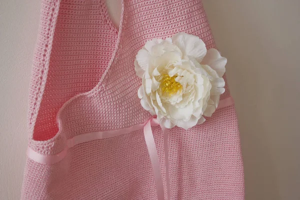 Fragment Der Mode Häkeln Weibliche Rosa Handtasche Mit Einer Weißen — Stockfoto