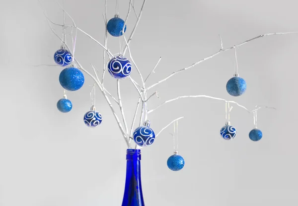 Elegant Christmas Samenstelling Met Blauwe Kerstballen Witte Tak Witte Achtergrond — Stockfoto
