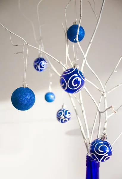 Elegant Christmas Samenstelling Met Blauwe Kerstballen Witte Tak Witte Achtergrond — Stockfoto