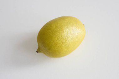 Beyaz arka planda izole edilmiş olgun sarı limon