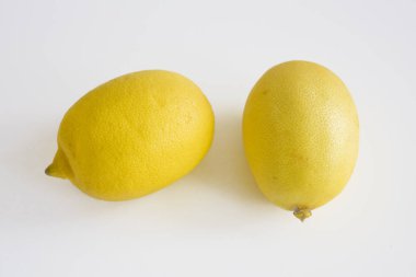 Beyaz arka plan üzerinde izole olgun sarı limon