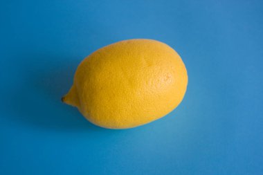 Mavi arka plan üzerinde izole olgun sarı limon