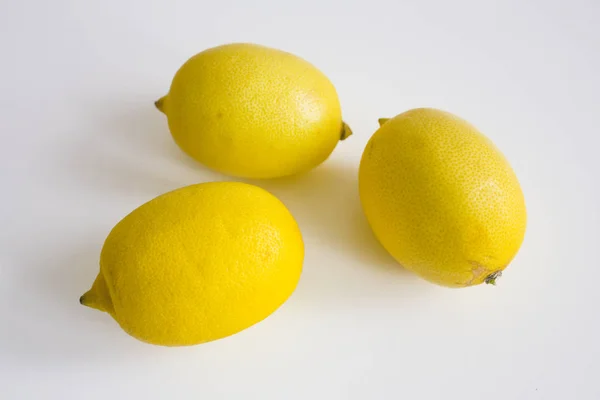 Limoni Gialli Maturi Isolati Sfondo Bianco — Foto Stock