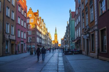 Gdansk, Polonya - 8 Nisan 2018: Ana Belediye Gdansk Dluga Caddesi üzerinde