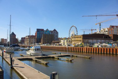 Gdansk, Polonya - 8 Nisan 2018: Motlawa nehir setin Gdansk