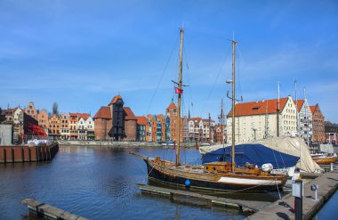 Gdansk, Polonya - 8 Nisan 2018: Motlawa nehir setin Gdansk
