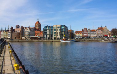 Gdansk, Polonya - 8 Nisan 2018: Motlawa nehir setin Gdansk