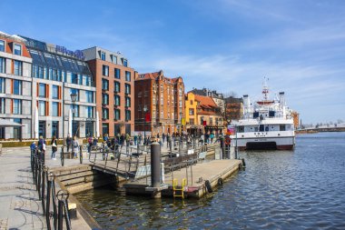 Gdansk, Polonya - 8 Nisan 2018: Motlawa nehir setin Gdansk