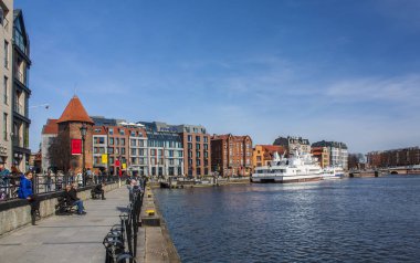 Gdansk, Polonya - 8 Nisan 2018: Motlawa nehir setin Gdansk