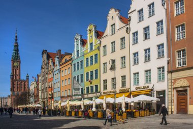 Gdansk, Polonya - 8 Nisan 2018: İnsanlar restoranda Gdansk Dluga sokakta sakin ol