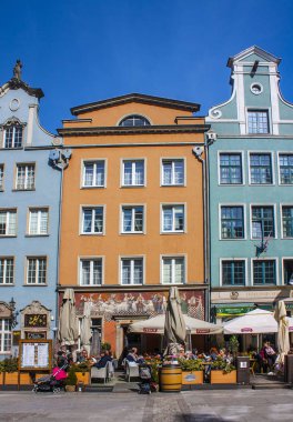 Gdansk, Polonya - 8 Nisan 2018: İnsanlar restoranda Gdansk Dluga sokakta sakin ol