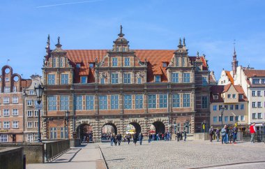 Gdansk, Polonya - 8 Nisan 2018: Yeşil kapı (Brama Zielona) eski kasaba Gdansk