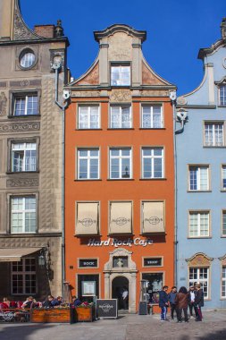 Gdansk, Polonya - 8 Nisan 2018: Cosy street Cafe Gdansk eski şehir
