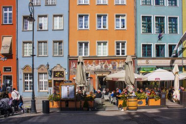 Gdansk, Polonya - 8 Nisan 2018: Cosy street Cafe Gdansk eski şehir
