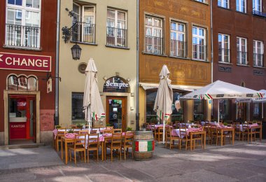 Gdansk, Polonya - 8 Nisan 2018: Cosy street Cafe Gdansk eski şehir