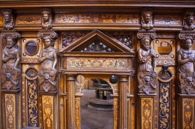 Gdansk, Polonya - 8 Nisan 2018: Zengin oyma iç St Catherine Kilisesi'nin Gdansk, ahşap nesnesiyle