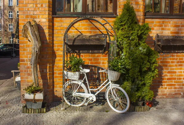 Vit Cykel Stående Plats Bredvid Restaurangen Gamla Stan Gdansk Polen — Stockfoto