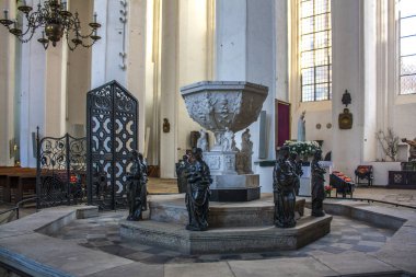 Gdansk, Polonya - 8 Nisan 2018: İç St Mary's Basilica 