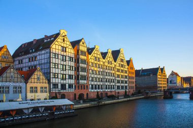 Gdansk, Polonya - 8 Nisan 2018: Motlawa nehir setin Gdansk