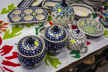 Gdansk, Polonya - 8 Nisan 2018: Mağaza dükkan pencerede geleneksel Lehçe seramik