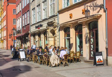 Gdansk, Polonya - 8 Nisan 2018: İnsanlar restoranda Gdansk Dluga sokakta sakin ol