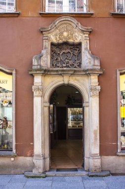 Gdansk, Polonya - 8 Nisan 2018: Eski kasaba Gdansk eski evin girişinde