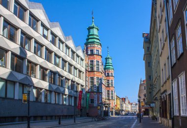 Gdansk, Polonya - 8 Nisan 2018: Eski kasaba Gdansk adlı Piwna Caddesi üzerinde büyük cephanelik