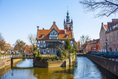 Gdansk, Polonya - 8 Nisan 2018: river Island yakınındaki büyük değirmen (Dwor Mlynarzy) eski kasaba Gdansk yarı ahşap binanın pitoresk sahne