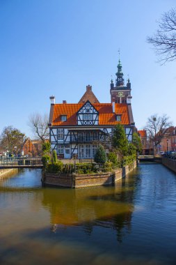 Gdansk, Polonya - 8 Nisan 2018: river Island yakınındaki büyük değirmen (Dwor Mlynarzy) eski kasaba Gdansk yarı ahşap binanın pitoresk sahne