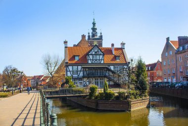 Gdansk, Polonya - 8 Nisan 2018: river Island yakınındaki büyük değirmen (Dwor Mlynarzy) eski kasaba Gdansk yarı ahşap binanın pitoresk sahne
