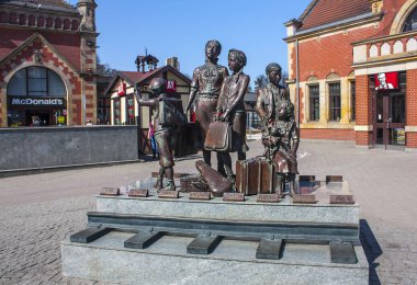 Gdansk, Polonya - 8 Nisan 2018: Kindertransport memorial Frank Meisler'in Gdansk Merkez Demiryolu İstasyonu tarafından 