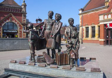 Gdansk, Polonya - 8 Nisan 2018: Kindertransport memorial Frank Meisler'in Gdansk Merkez Demiryolu İstasyonu tarafından 