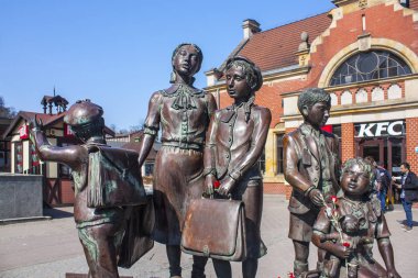 Gdansk, Polonya - 8 Nisan 2018: Kindertransport memorial Frank Meisler'in Gdansk Merkez Demiryolu İstasyonu tarafından 