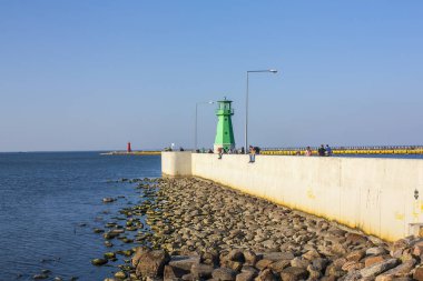 Gdansk, Polonya - 8 Nisan 2018: Güzel Baltık Denizi Plajı ile deniz feneri, Gdansk, Polonya