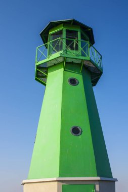 Gdansk, Polonya - 8 Nisan 2018: Güzel Baltık Denizi Plajı ile deniz feneri, Gdansk, Polonya