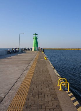 Gdansk, Polonya - 8 Nisan 2018: Güzel Baltık Denizi Plajı ile deniz feneri, Gdansk, Polonya