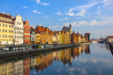 Gdansk, Polonya - 8 Nisan 2018: Motlawa nehir setin Gdansk