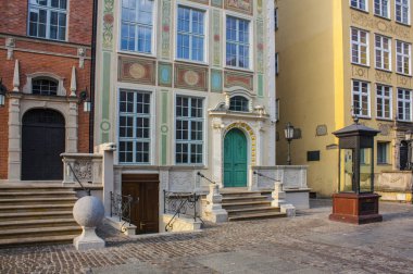 Gdansk, Polonya - 8 Nisan 2018: Dluga Street Gdansk, mimari