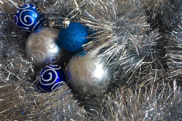 Bakgrund Med Silver Christmas Garland Och Silver Blå Grannlåt — Stockfoto