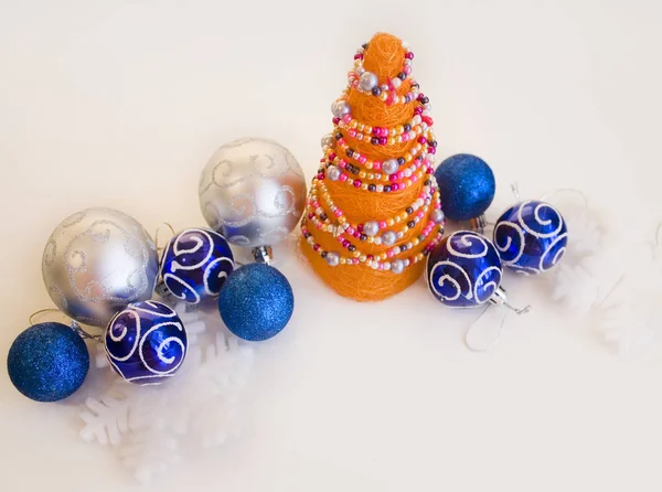 Elegante Compositie Bij Oranje Handgemaakte Kerstboom Met Blauwe Zilveren Kerstballen — Stockfoto