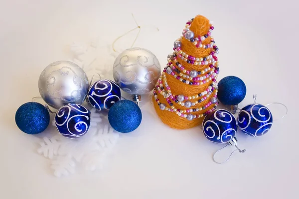 Elegante Compositie Bij Oranje Handgemaakte Kerstboom Met Blauwe Zilveren Kerstballen — Stockfoto