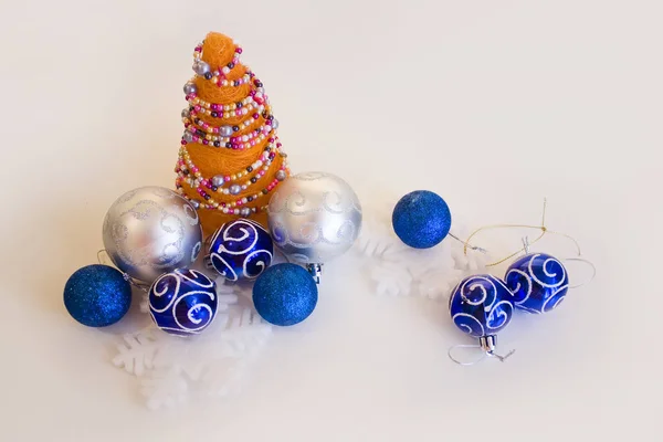 Composição Elegante Com Árvore Artesanal Laranja Natal Com Bugigangas Azuis — Fotografia de Stock