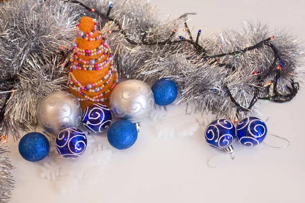 Elegante Samenstelling Met Oranje Handgemaakte Kerstboom Met Blauw Zilveren Kerstballen — Stockfoto