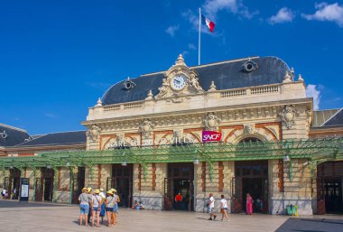Nice, Fransa - 23 Haziran 2018: Gare de Nice - Ville mimar Louis Bouchot tarafından 1867 yılında tamamlanmış ve Tgv tren şehirlerarası ve yüksek hız yanında servis Nice, ana tren istasyonu dır